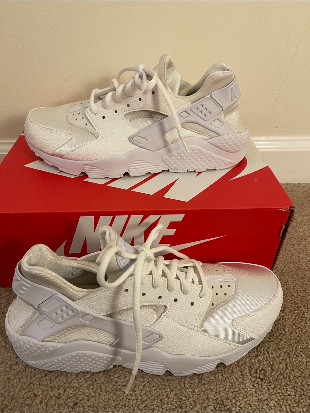 Nike Woman’s  White Low-Top Air  Huarache Sneakers size 10 New